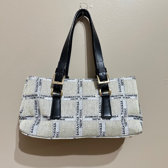 Samantha Thavasa Handbags - Samantha Thavasa New York Hand Bag